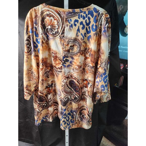 Thomas and Olivia top captures attention & creates a lasting impression. Size 2X - Picture 4 of 13